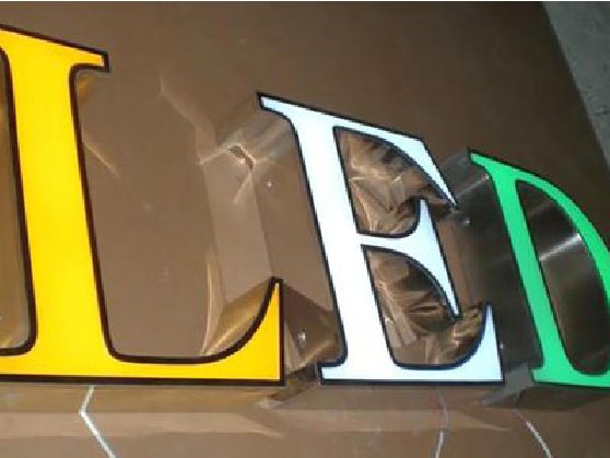 魏辉介绍LED招牌的基础知识。